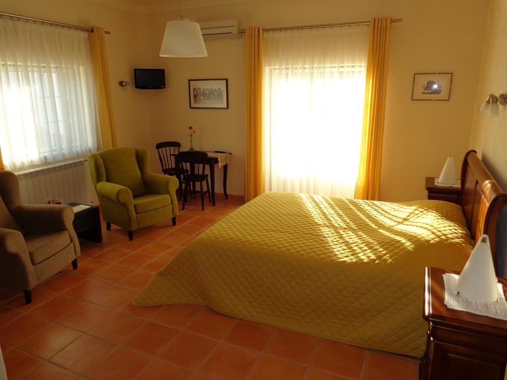 Casa Das Estevas Bed & Breakfast Foz do Cobrao Room photo